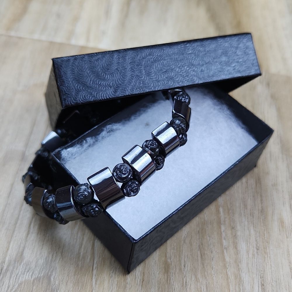 🔹️NWOT Black Hematite & Black Rosebud Stretchy Bracelet
